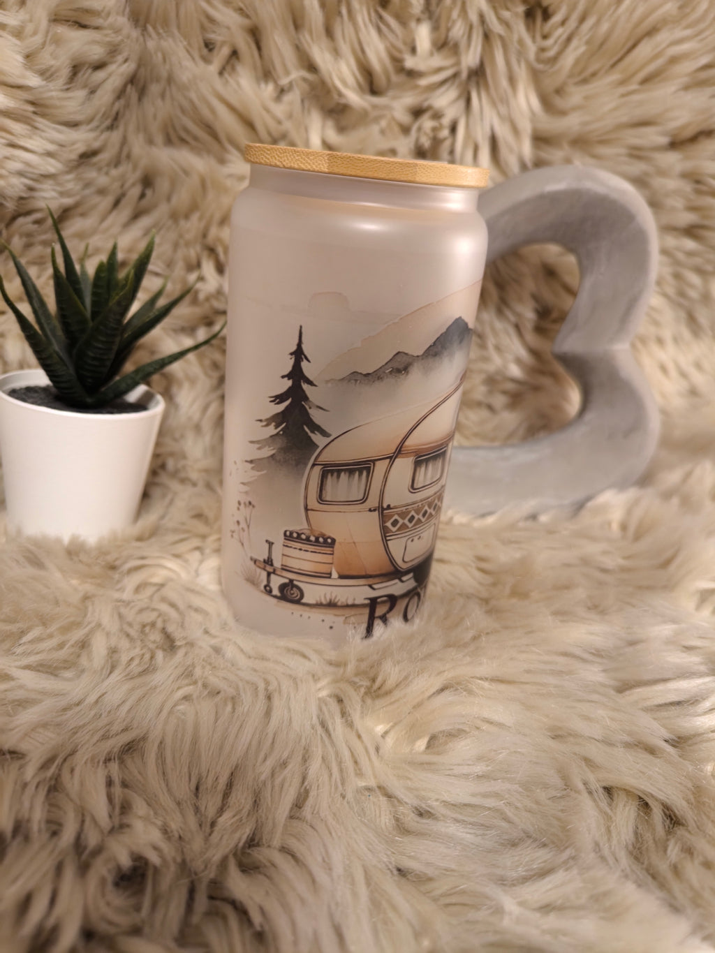 Sommerglas -Camper in den Bergen