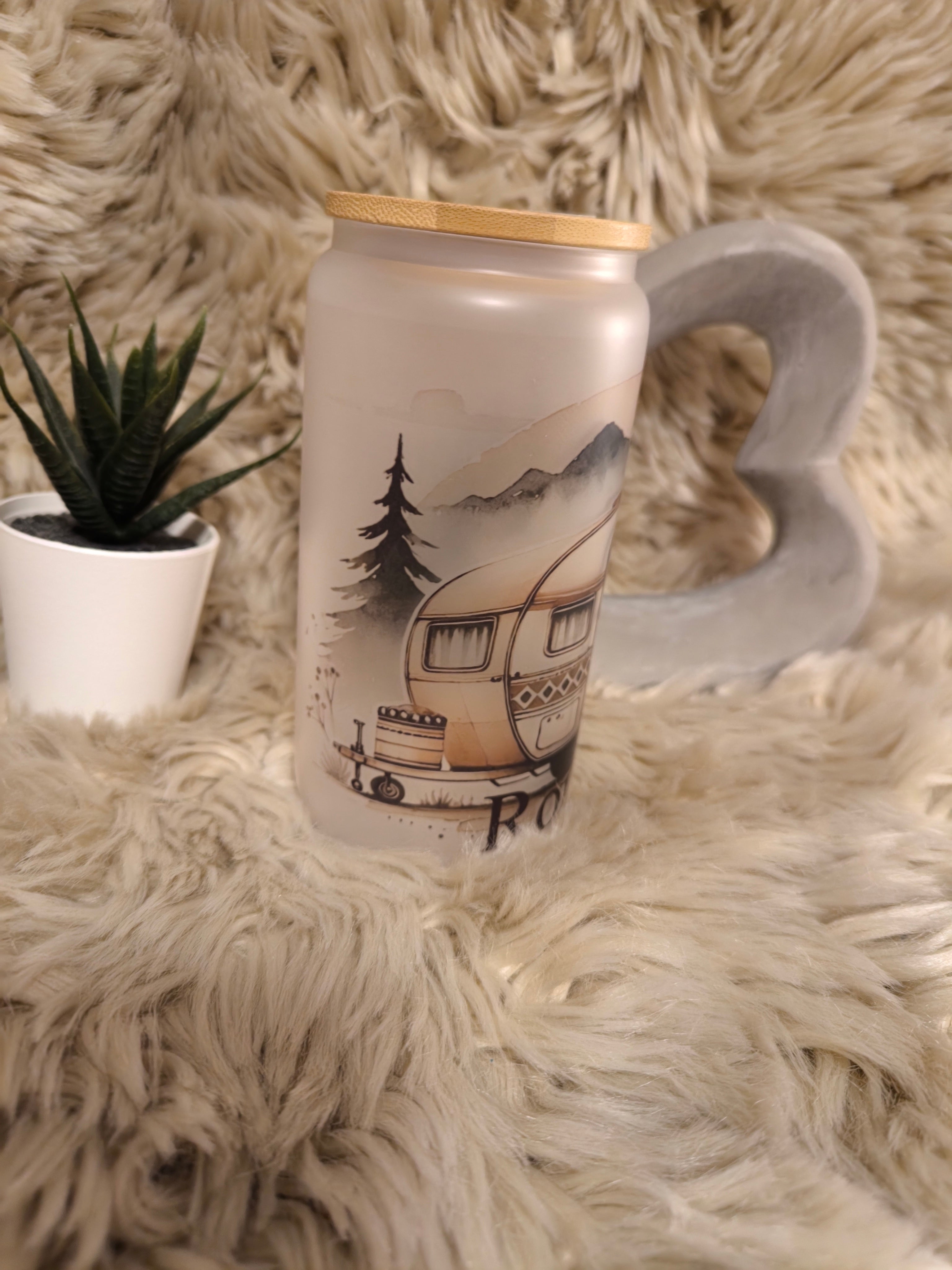 Sommerglas -Camper in den Bergen