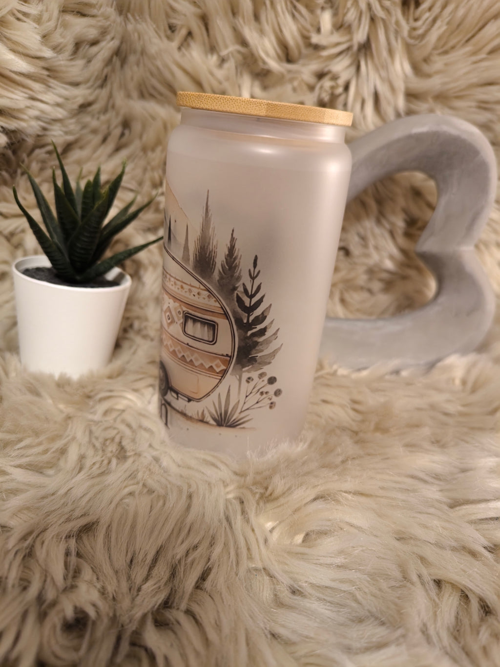 Sommerglas -Camper in den Bergen